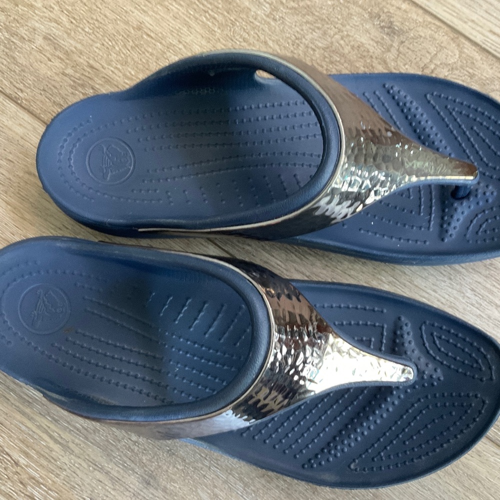 Woman’s size 10 Crocs Sloan  “Hammered” flip flops in navy blue